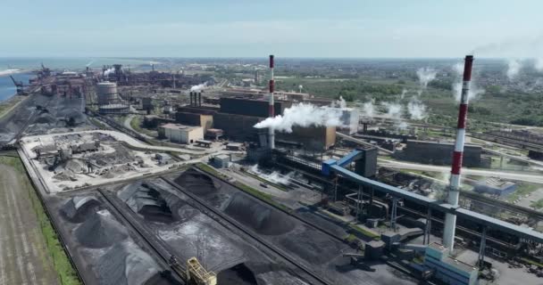 フランスのダンカルクにある金属製造施設の空中ドローンビュー — ストック動画