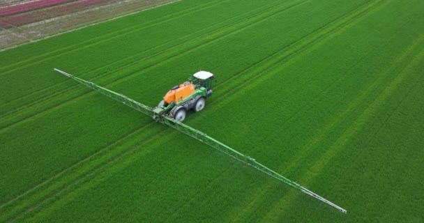 クレイル オランダ 2023年4月15日 土地を噴霧するトラクター上の空中ドローンビュー 農業飢饉がこの地で働いている オランダの農業 — ストック動画