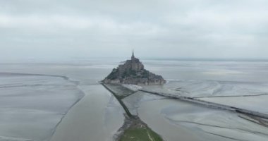 Le Mont Saint Michel 'in insansız hava aracı görüntüsü dünyaca ünlü bir turizm merkezi, hac alanı, Normandiya, Fransa.