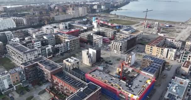 オランダ アムステルダムのセントラル島に建物の建設現場を見る空中ドローン — ストック動画