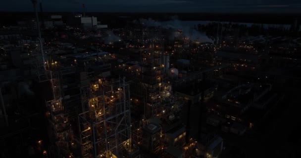 夜間産業である合成化学ポリマー製品を生み出す大規模な産業用インスタレーションの空中ドローンビュー — ストック動画