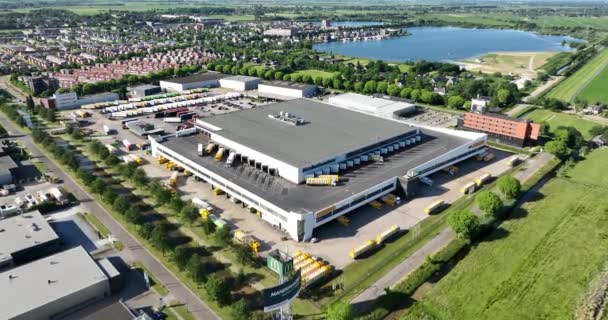 伍尔登 2023年6月14日 荷兰Jumbo配送中心 现代化仓储 卡车货物运输和产品 空中无人驾驶飞机视图 — 图库视频影像