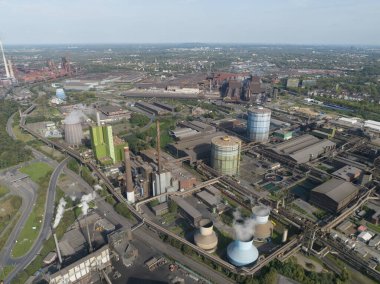 Almanya, Duisburg 'da bir metalurji fabrikası ve metal üretiminin insansız hava aracı görüntüsü.