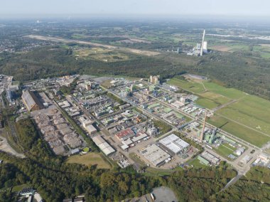 Bergkamen 'de üretim tesisleri, depolama tesisleri, bir elektrik santrali, bir itfaiye merkezi ve tehlikeli atık yakma ünitesi gibi altyapı tesisleri bulunmaktadır.