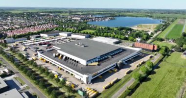 Woerden, 14 Haziran 2023, Hollanda. Jumbo süpermarketindeki kamyonları kullanarak ulaşım, büyük modern dağıtım merkezi..