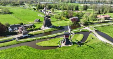 Hollanda polderinde bir çift tarihi yel değirmeni. Hollanda mirası.