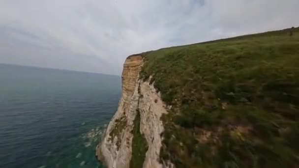 Відео Безпілотних Літальних Апаратів Fpv Летять Близько Скель Нормандського Крейдяного — стокове відео