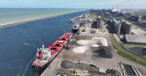 Raaka Aineiden Kuljetus Suurella Aluksella Irtolastialus Metallinvalmistuslaitoksessa Dunkerquessa Ranskassa — kuvapankkivideo