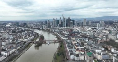 Frankfurt am Main, Almanya 'nın hava aracı görüntüsü bulutlu bir günde ufuk çizgisi, finans bölgesi.