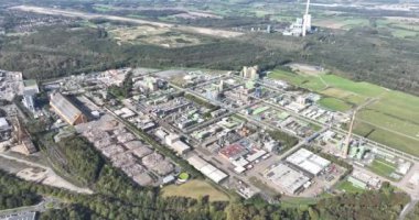 Bergkamen, Almanya 'daki büyük bir endüstriyel kimya parkının hava aracı görüntüsü. Endüstriyel manzara.
