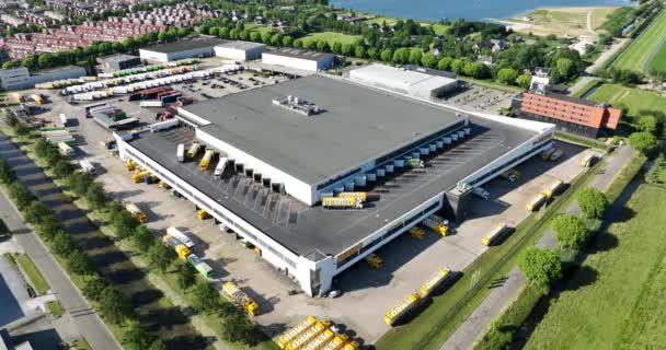 2023年6月14日 オランダ ジャンボ流通センター 近代的な倉庫 商品や製品を輸送するトラック 空中ドローンビュー — ストック動画