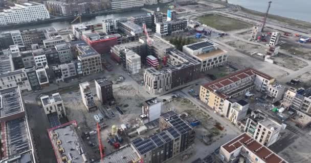 在荷兰阿姆斯特丹中心岛建造住宅的无人驾驶飞机图像 — 图库视频影像