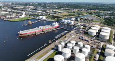 Amsterdam, Hollanda, 21 Haziran 2023. Limandaki bir petrokimya tankerinin hava görüntüsü, depolama konteynırları, altyapı ve jet yakıtı gibi sıvı enerji. İnsansız hava aracı özeti.
