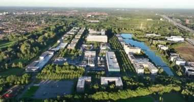 Yüksek Teknoloji Kampüsü Eindhoven, bilimin iş dünyasıyla buluştuğu yer. Hava aracı görünümü.