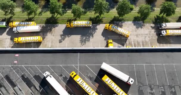 伍尔登 2023年6月14日 荷兰从空中俯瞰Jumbo超市的一个大型销售中心 用卡车运送产品 从上往下看卡车 — 图库视频影像