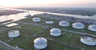 Bir petrokimya limanının hava aracı görüntüsü, büyük endüstriyel altyapı, ve Amsterdam, Hollanda 'daki depolama siloları.