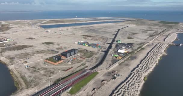 アムステルダム オランダの居住目的のための要塞島 ミディアンランド ビットネタイ ストランドランド 空中パノラマドローンビュー 構造の下で — ストック動画