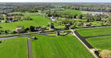 Hollanda kırsalındaki tarihi bir yel değirmeninin insansız hava aracı görüntüsü. Hollanda tarihi ve kültürü.