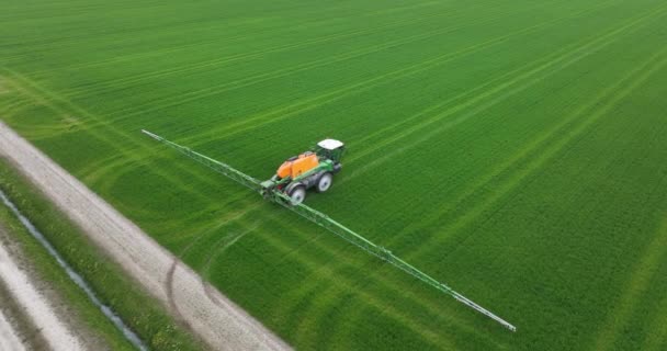 Creil Nederländerna April 2023 Amazone Traktor Sprutning Ett Gräs Landskap — Stockvideo