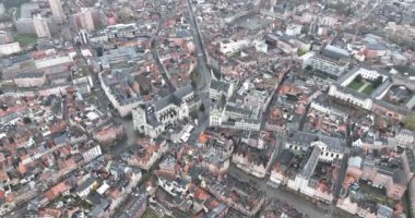 Belçika, Leuven 'deki belediye binasının hava aracı görüntüsü. Hava aracı görünümü.