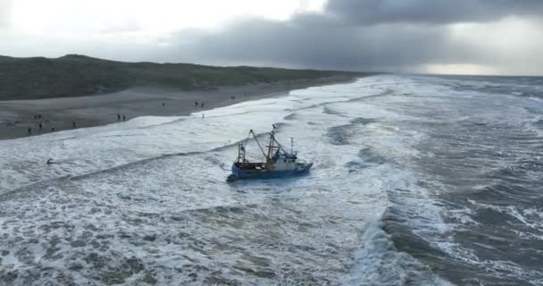 Uvízlý Rybářský Vlečný Člun Pláži Před Pobřežím Zandvoort Nizozemsko Zobrazení — Stock video