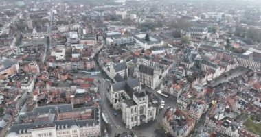 Belçika 'nın Louvain şehrinin hava araçları manzarası, mimarisi ve planına odaklanmış durumda..