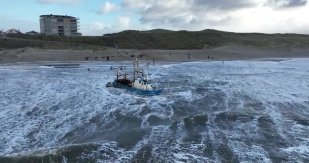 Karides Teknesi Hollanda Kıyılarının Önünde Sıkıştı Terk Edildi Nsanlar Sahilde — Stok video