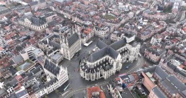 Belçika 'nın Louvain kentindeki Grote Markt, tarihi ve turistik önemini vurguladı. Şehir manzarası.