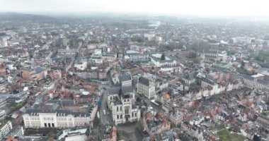 Louvain, Belçika, şehir manzaralı, şehir merkezi. Hava aracı görünümü