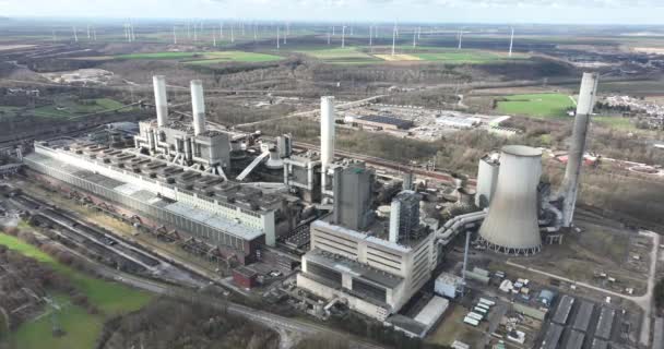 德国一个大型老发电厂的空中无人机图像 燃煤和燃烧的化石燃料 — 图库视频影像