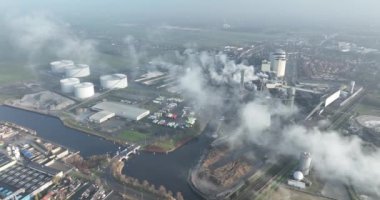 Şeker pancarı işleme tesisi, şeker üretimi ama aynı zamanda biyobazlı malzemeler ve yeşil enerji için hammadde üretimi. Hava aracı görüntüsü. Groningen, Hollanda.