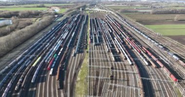 Büyük endüstriyel tren istasyonu, demiryolu üzerinde sevkiyat ve lojistik. Hava aracı görünümü.