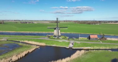 Hollanda 'daki tarihi rüzgar değirmeninin insansız hava aracı görüntüsü. Su ve Hollanda mühendisliği. Kültür Mirası.
