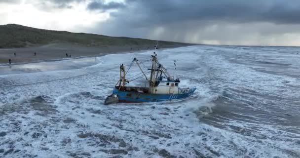 Letecký Pohled Rybářskou Loď Uvízlou Uvízlou Mělké Vodě Pobřeží Zobrazení — Stock video