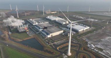 Hollanda, Eemshaven 'daki büyük veri merkezi. İnternet ve sanatsal entellektüel altyapı. Hava aracı görünümü.