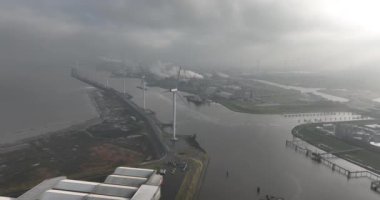 Hollanda, Delfzijl limanının insansız hava aracı görüntüsü. Nakliye yolları ve sürdürülebilir enerji altyapısı. Hollanda 'da..