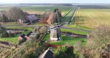 Poldermolen De Ruiten, Hollanda 'da sekiz taraflı sazdan yelkenli yel değirmeni. Hava aracı görünümü.