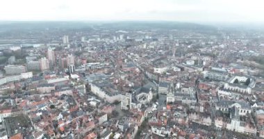 Louvain, Belçika, şehir manzarası. Şehir merkezi Bulutlu Gün