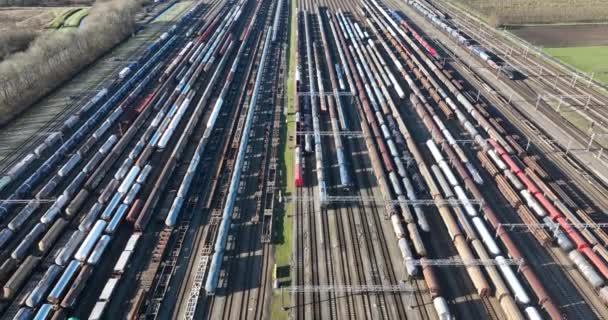 鉄道トラックの大規模な産業用列車のデポ ドローンビューの空中トップビュー オランダ キハデク — ストック動画