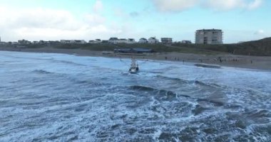 Karaya oturmuş balıkçı teknesi, Zandvoort, Hollanda 'da karides balıkçısı. Hava aracı görünümü.