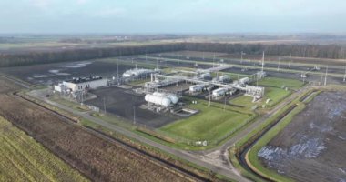 Hollanda 'nın Groningen bölgesinde madencilik ve enerji çıkarma, doğal gaz işleme sahası. Hava aracı görünümü.