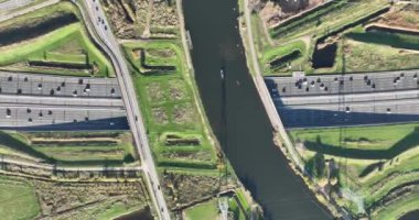 Kanalın altından geçen Hollanda altyapı otoyolunun insansız hava aracı görüntüsü. Amsterdam yakınlarında, Hollanda 'da. Modern su kemeri, yukarıdan aşağıya insansız hava aracı görüntüsü.