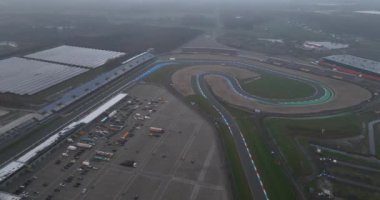 Assen, Hollanda 'daki yarış pisti. Hava aracı görünümü.