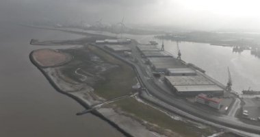 Üçüncüsü, 2023, Delfzijl, Hollanda. Delfzijl liman girişi, Hollanda 'nın kuzeyindeki büyük sanayi limanı, Groningen bölgesi. Haberleşme portu, hava aracı görünümü.