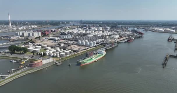 2023年6月9日 荷兰鹿特丹 Botlek石油化工港口的无人驾驶飞机图像 — 图库视频影像