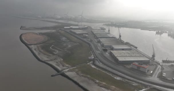 2023年12月3日 荷兰德尔夫齐尔 Delfzijl港口入口 荷兰北部的大工业港口 格罗宁根地区 Commercial Port Aerial Drone View — 图库视频影像