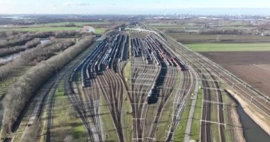 Tren istasyonu, rayların üzerinden nakliye. Mal ve hammadde nakli için tren rayları ve trenler. Hava aracı görünümü.