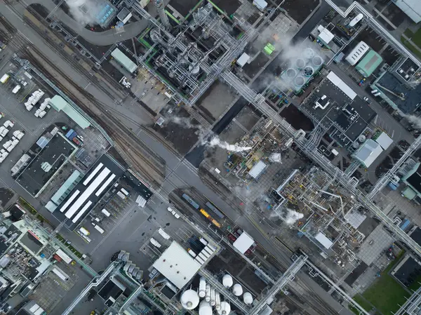 Hollanda, Dordrecht 'teki polimer üretim tesisinin hava aracı görüntüsü..