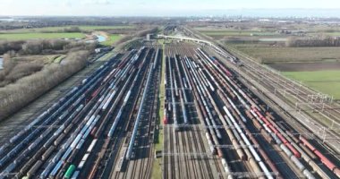 Tren istasyonu, rayların üzerinden nakliye. Mal ve hammadde nakli için tren rayları ve trenler. Hava aracı görünümü.