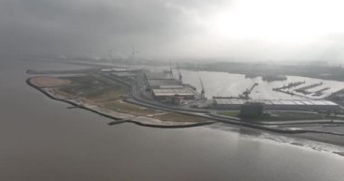 Delfzijl Limanı, Hollanda 'da Groningen yakınlarındaki bir deniz ticaret limanı. Hava aracı görünümü.